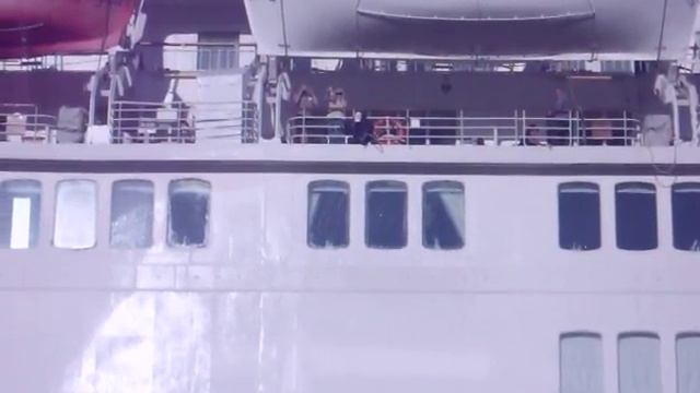 QE2 Windows being cleaned смотреть онлайн