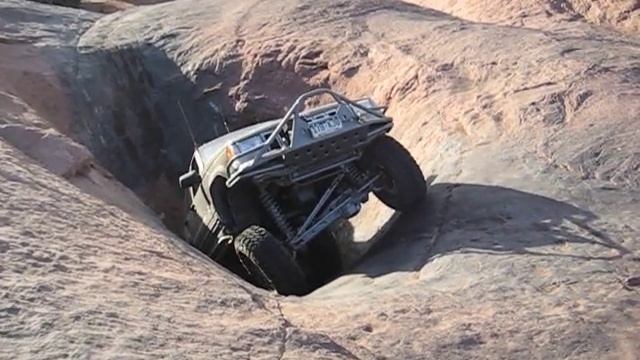 Jeep Grand Cherokee getting stuck in the hot tub. (Moab, UT) смотреть онлайн