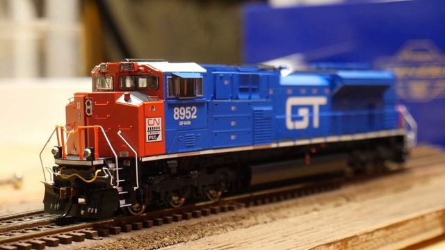 Review: Athearn Genesis 2.0 SD70M-2 With DCC/ SOUND (CN/GTW HERITAGE 8952) HO смотреть онлайн