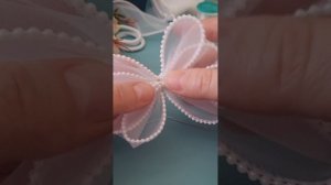 Это видео набрало почти 200 тысяч просмотров в инстаграмм! Бантики из органзы с бусинами🔥