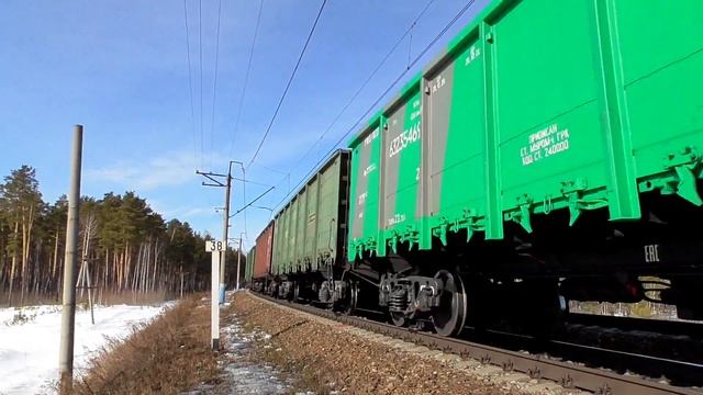 2ЭС6-370 "Синара" с наклейкой "Гордимся и помним!" с грузовым поездом смотреть онлайн