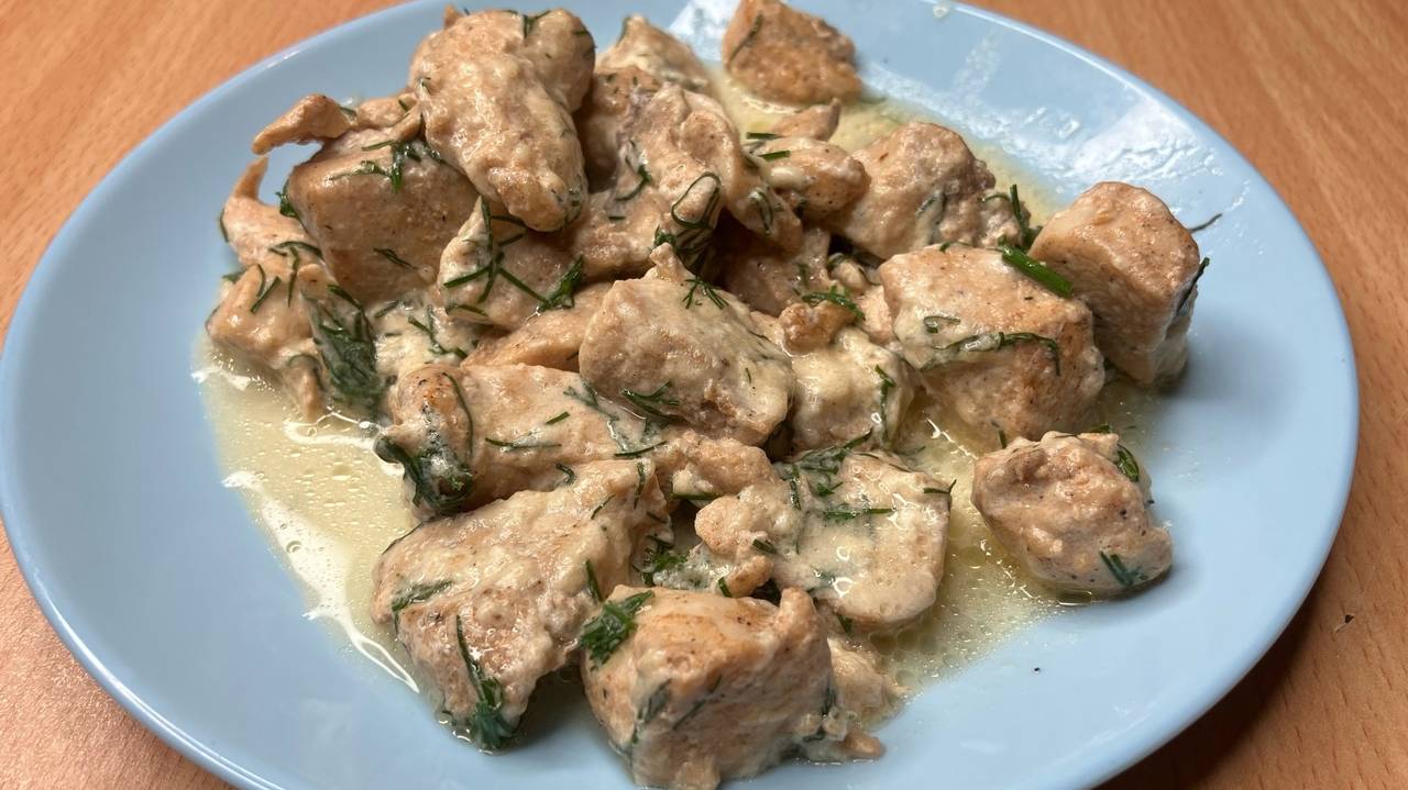 Куриное филе в сливочно-сырном соусе.
