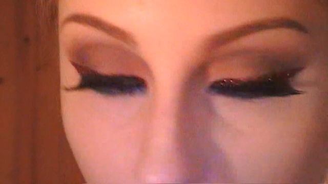 Festive New Years Eve Makeup Tutorial / Blue & Red Eyeliner Glitter Look NYE Makeup смотреть онлайн