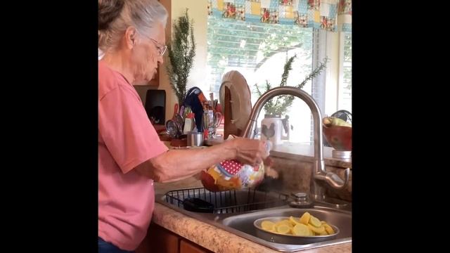 Freezing Fresh Garden Squash and Cooking Apples смотреть онлайн