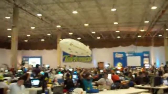 Dirigível do Windows Live SkyDrive curtindo a balada na Campus Party 2010 смотреть онлайн