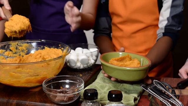 S’mores Mashed Sweet Potatoes w/ Johnny Orlando & Lauren Orlando | Nick смотреть онлайн
