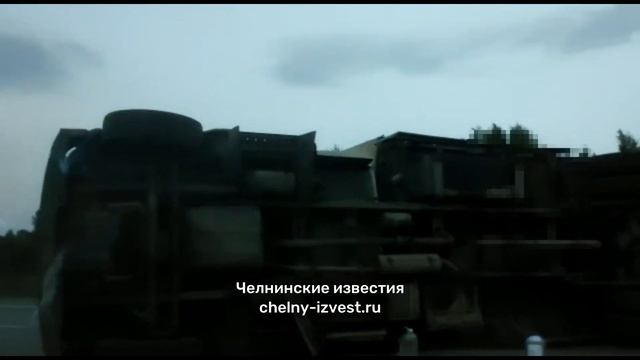 На трассе М7 перевернулся грузовик с прицепом, груз раскидало по дороге смотреть онлайн