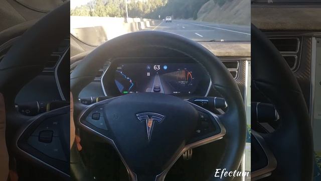 Тесла едет сама.