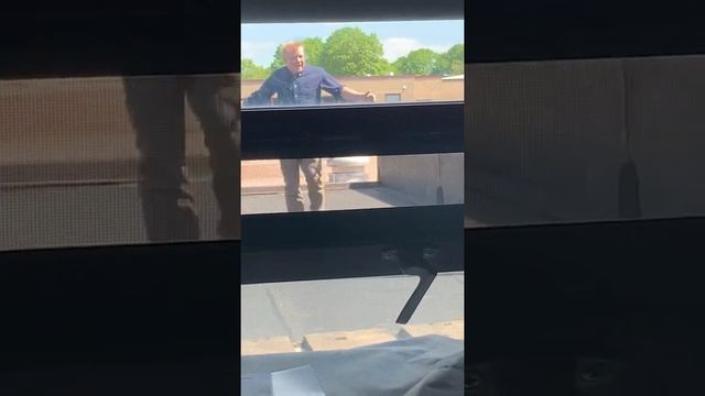 Biology Teacher Climbs out Window смотреть онлайн