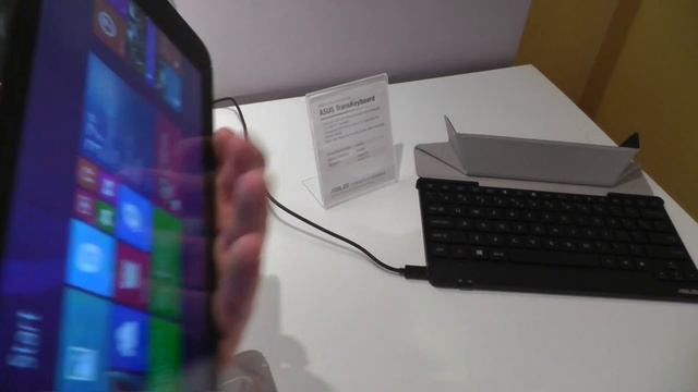 ASUS VivoTab Note 8 Windows 8 Tablet Hands On - CES 2014 смотреть онлайн