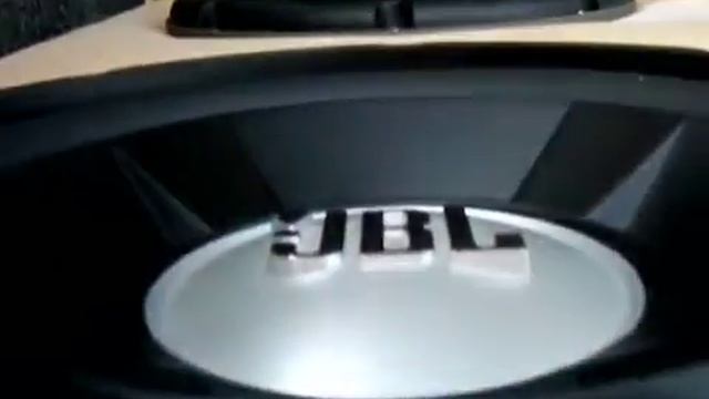 4* JBL GTO 804 playing Shake it by LL Cool J Dragster Amp смотреть онлайн