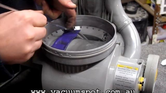Dyson DC04 Bagless Vacuum Cleaner Motor Replacement - Disasembly смотреть онлайн