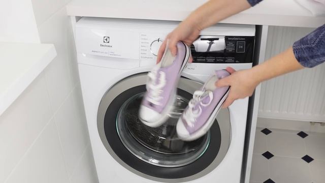 Throw IT into clothes. Will PURE white like never before смотреть онлайн
