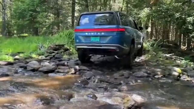 Rivian R1S First Drive Review: The SUV finally arrives! (2023). смотреть онлайн