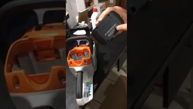 Motosserra a Bateria Stihl - Funcionamento e Montagem смотреть онлайн