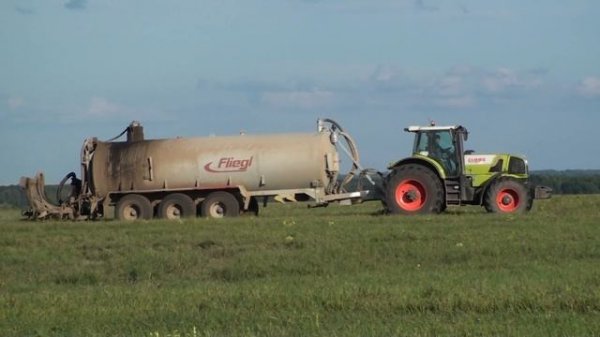 CLAAS ATLES 946 с FLIEGL на внесении органики перед вспашкой.