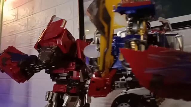 Optimus Prime Toys World vs Black Apple Side by Side смотреть онлайн