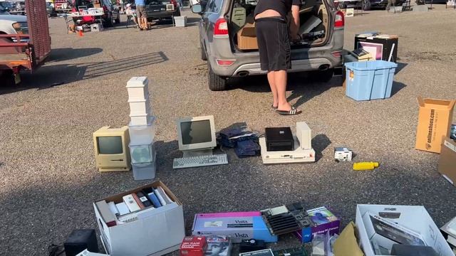 Hunting for Bargains at the VCF Swap Meet (June 2023) смотреть онлайн