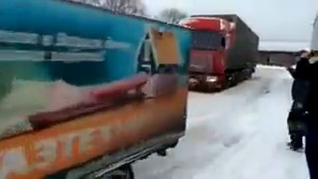Легковушка тянет на буксире многотонную фуру! смотреть онлайн