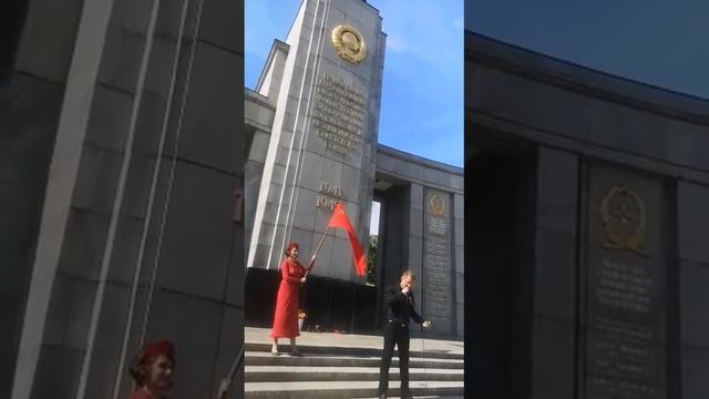 Поклонимся. Песня. День Победы. Берлин. 2020 смотреть онлайн