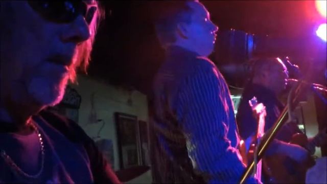 Lint Rollers - She Came In Through The Bathroom Window смотреть онлайн