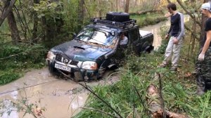 NISSAN NP300 в луже