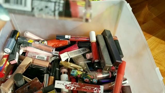MASSIVE LIPSTICK DECLUTTER 2018- PART 2 смотреть онлайн