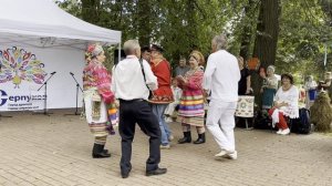 Частушки плавно перешли в пляску, Серпухов 2024г. (автор видео Николай Зубрилин).