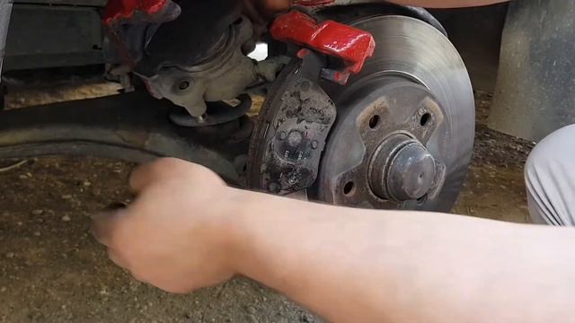 Как заменить передние тормозные колодки Mercedes benz w210 смотреть онлайн