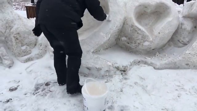 В Красноярске снег красят белой краской смотреть онлайн