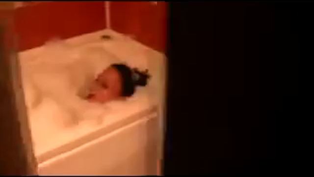 крутая песня в ванной.mp4 смотреть онлайн