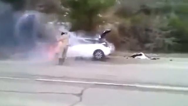 Не проехал мимо и помог, красавчик, потушил машину пока пожарные мудили смотреть онлайн