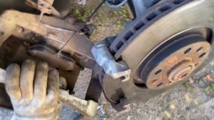 Как заменить поменять передние тормозные колодки Ауди А4 Б7  Audi A4 B7