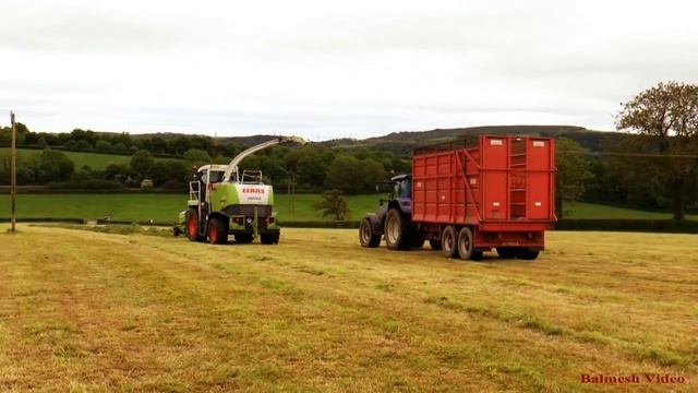 Silaging with Claas Jaguar 870 and JCB 414. смотреть онлайн