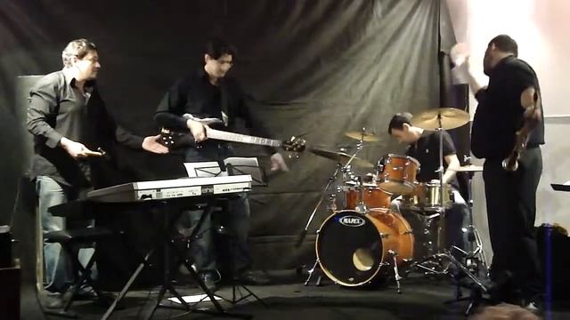 EL TREN DE LAS 7 Y 40 - Carlos Filas - смотреть онлайн