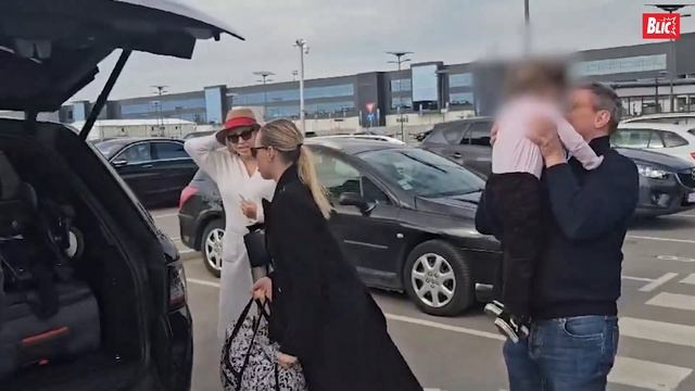 PIKSIJU UNUKA SKOČILA U ZAGRLJAJ Grli i ne pušta, on poručuje: Imam ih četiri, one se najviše vole смотреть онлайн