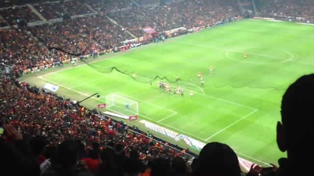 Selçuk İnan'ın Volkan'a Attığı İnanılmaz Frikik-Tribün Çekimi-[HD]-16.12.2012- смотреть онлайн