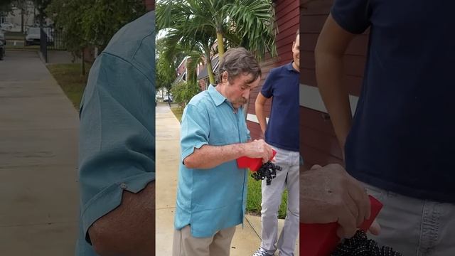 Giving dad his surprise birthday gift смотреть онлайн