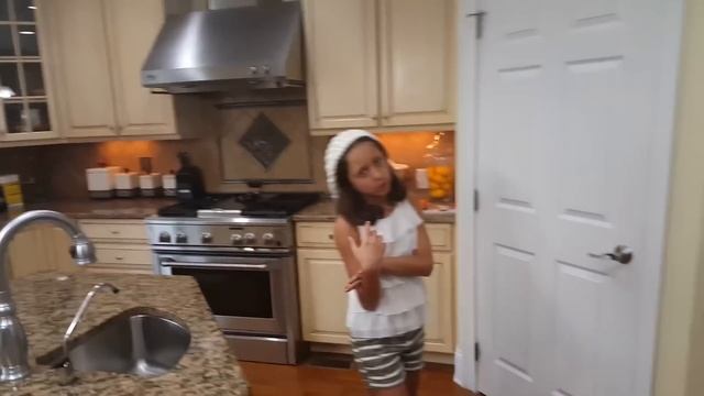 Lexi's BANOCOLATE PIE & Mike's MIGHTY BANANA BLASTER Dessert Snacks! FVKids' Recipe смотреть онлайн