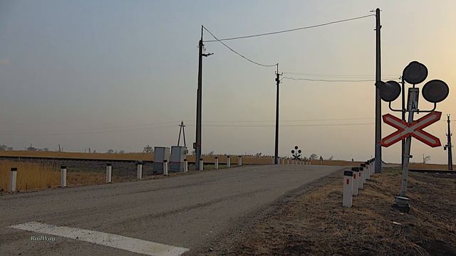 RailWay. Railroad crossing. Diesel Loco & container train. Galyonki/ Тепловоз с контейнерным поездо смотреть онлайн