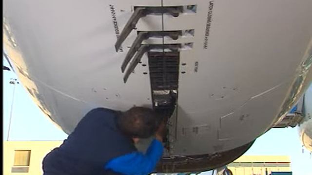 AIRCRAFT | A330 Trent 700 - Opening of the Thrust Reverser Cowl Doors смотреть онлайн