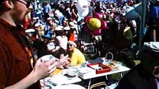 Mister Presidentti ja Noobelin Peace Price Winner Martti Ahtisaari Kaivopuistossa Vappuna 2009 смотреть онлайн