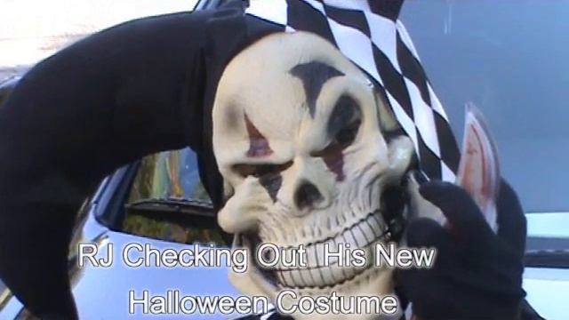 RJ checking out his new Halloween Costume.wmv смотреть онлайн