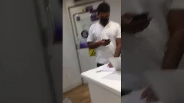 DELHI apple service center Fake and wrong information full fight смотреть онлайн