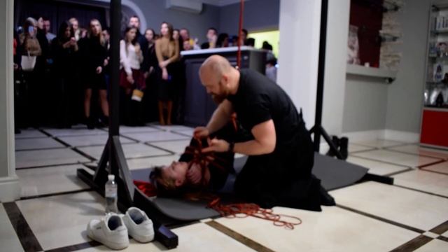 Шибарі-шоу у виконанні Івана Грашина на святкуванні першої річниці готелю Cherry Twins 4 смотреть онлайн