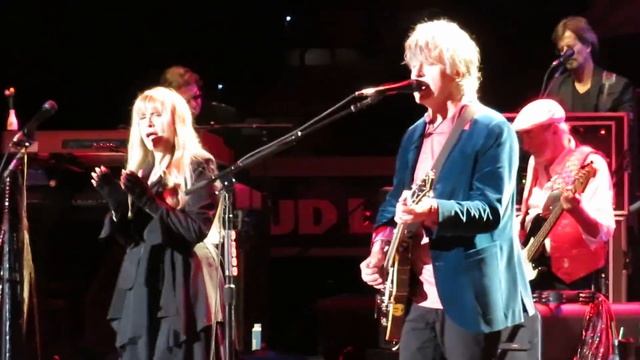 Fleetwood Mac - Free Fallin' (Tom Petty Cover) Live at the BOK Center - Tulsa OK 10/3/2018 смотреть онлайн