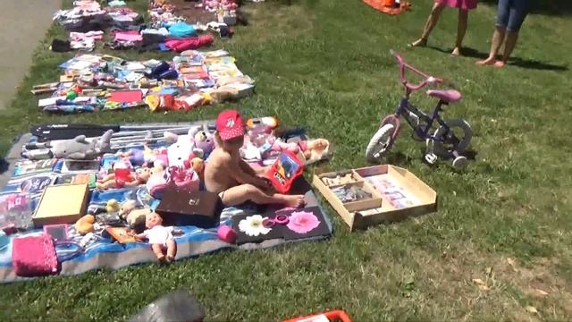 Распродажа на улице Иммигрантов - Yard Sale от Детей смотреть онлайн
