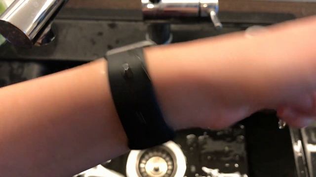 Apple Watch sports band/rubber strap review after 1 year (durability, sweat, look, design) смотреть онлайн