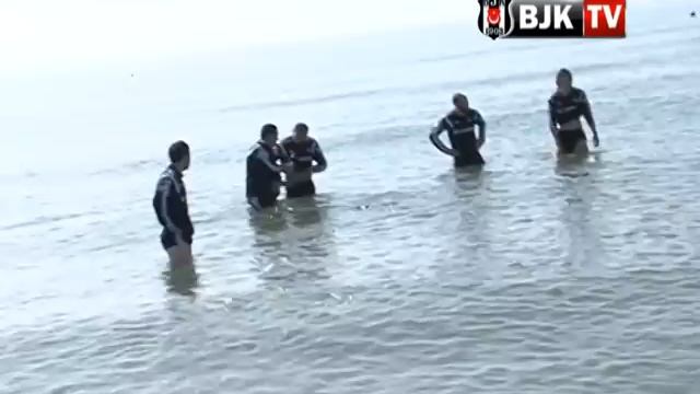 BEŞİKTAŞLI FUTBOLCULAR DENİZİN KEYFİNİ ÇIKARDI смотреть онлайн