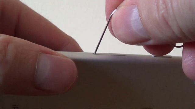 How To Get The Sim Card Out Of An Apple iPhone If You Have Lost The Pin (Key) Using A Paperclip. смотреть онлайн